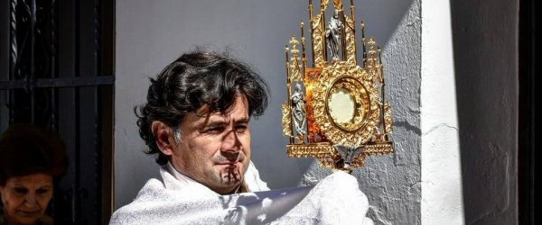 Gibraleón celebra el Corpus Christi en una soleada mañana de Domingo